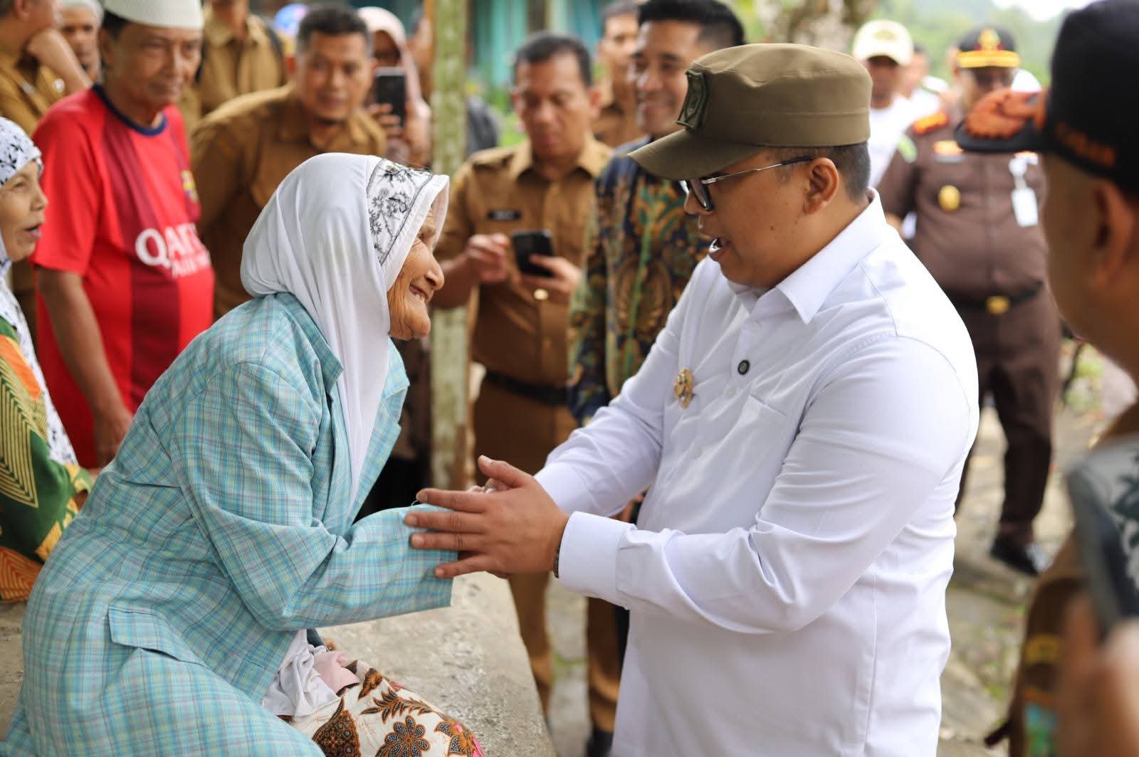 Wako Hendri Arnis saat menyerahkan bantuan untuk warga korban musibah kebakaran.